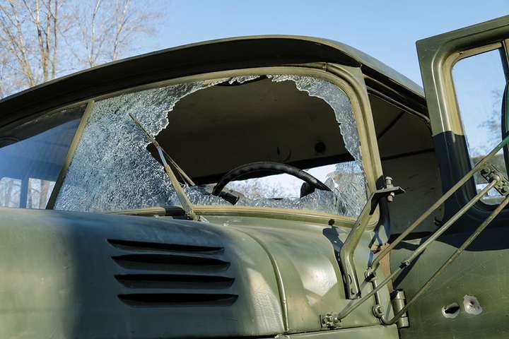 На Донеччині бойовики атакували ракетою військовий автомобіль: троє бійців отримали контузію (фото)