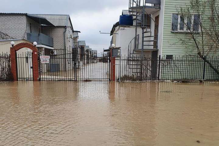 В Кирилівці внаслідок шторму затопило бази відпочинку