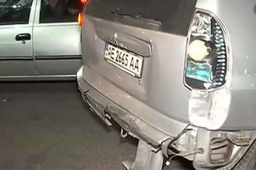 У Дніпрі водій Land Cruiser намагався втекти від поліції і протаранив 14 автівок: відео