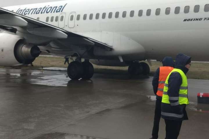 У Львові літак викотився за межі злітної смуги