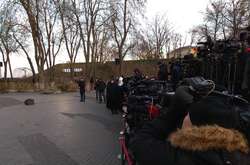 Патріарх Філарет стоїть поряд з журналістами, навпроти керівників Церков, які зібралися у Національному музеї Голодомору