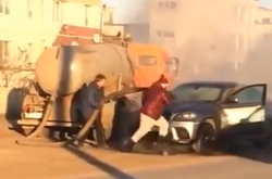 У Росії палаючу BMW загасили коричневою рідиною з асенізаторної цистерни