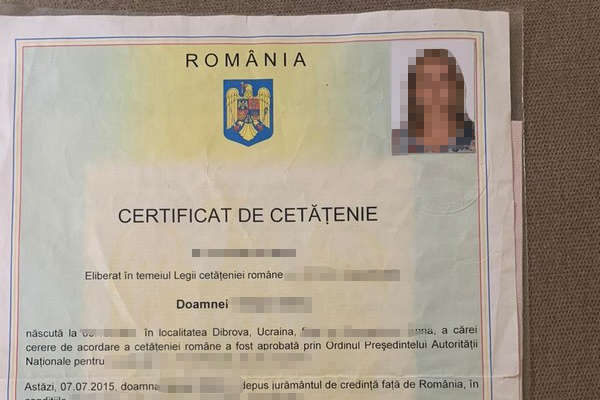 150 Євро за громадянство. Правоохоронці викрили закарпатця, який підробляв паспорти Румунії