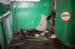  У Києві на Березняках у 9-поверхівці стався вибух і почалася пожежа  