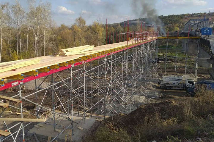 Президент України показав процес будівництва мосту у Станиці Луганській