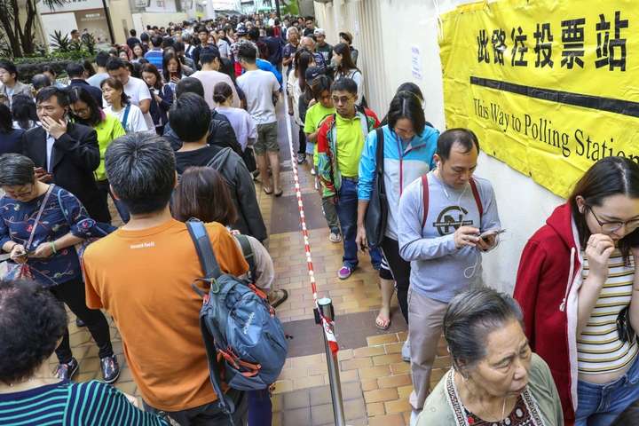 Вибори у Гонконзі: перемагають опозиційні кандидати
