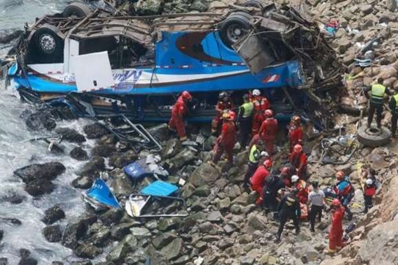 В Перу автобус впав в яр: щонайменше 10 загиблих