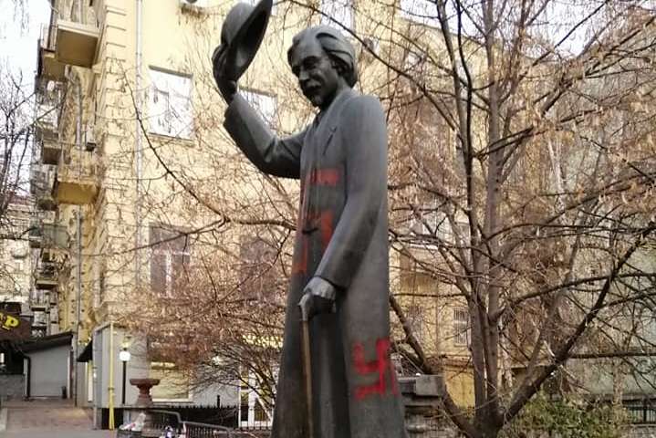 Вандали спаплюжили пам’ятник Шолом-Алейхему в центрі Києва (фото)