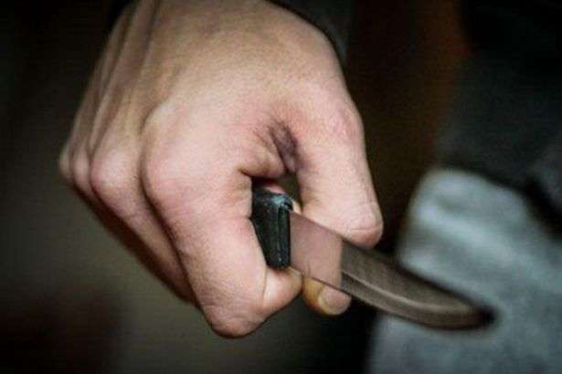 Поліцейський в Ужгороді приїхав на сімейні «розборки» і отримав ножове поранення 