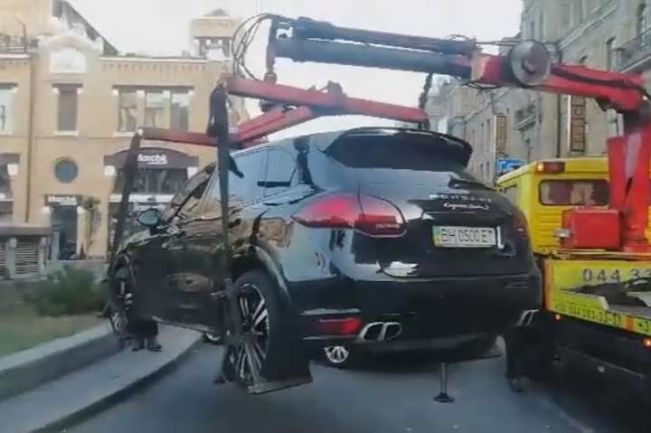На Бессарабській площі інспектори евакуювали елітний Porsche (відео)