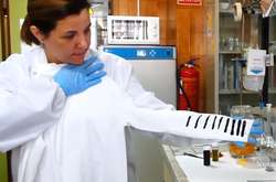 Якщо людина носить екофутболку, то різниця між її тілом і нижчою температурою навколишнього середовища може генерувати електрику, - вчені