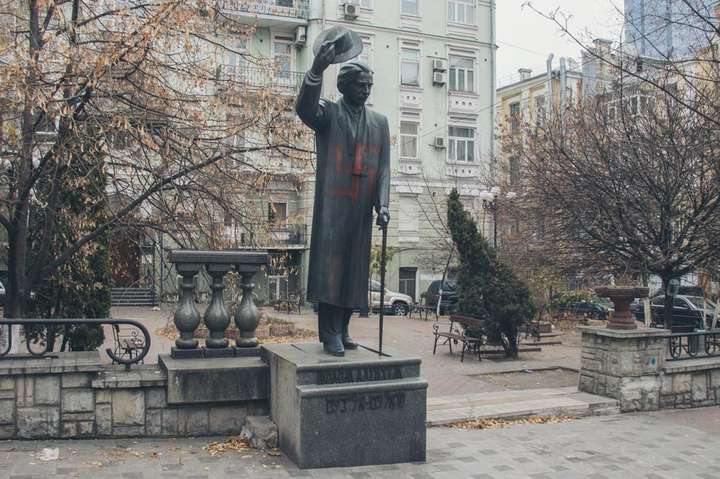 Поліція розшукує вандалів, які розмалювали пам’ятник у центрі Києва