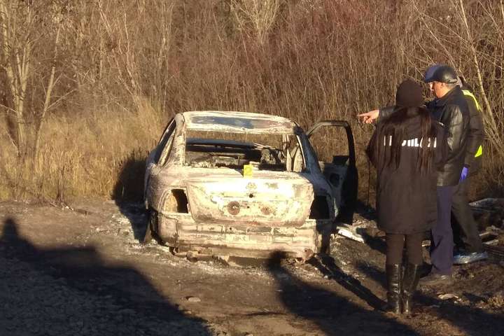 Підрив автомобіля у Харкові: злочинці втекли і спалили свою машину