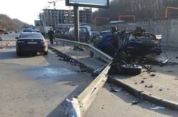 В Києві 19-річна водійка елітного Porsche збила 14 метрів бар’єрів і пішохідних огороджень і перекинулася на дах