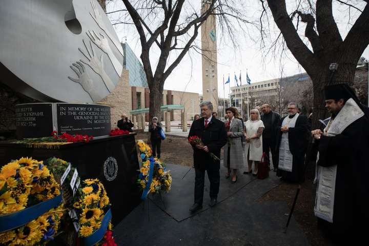 Порошенко в Канаді побував біля пам’ятника померлим від голоду (фото)