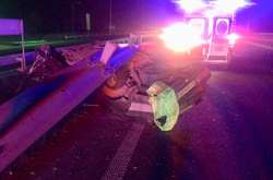 Поламаний відбійник впав на перекинуту автівку