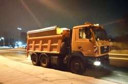 У Києві дорожники почали посипати мости піском та сіллю