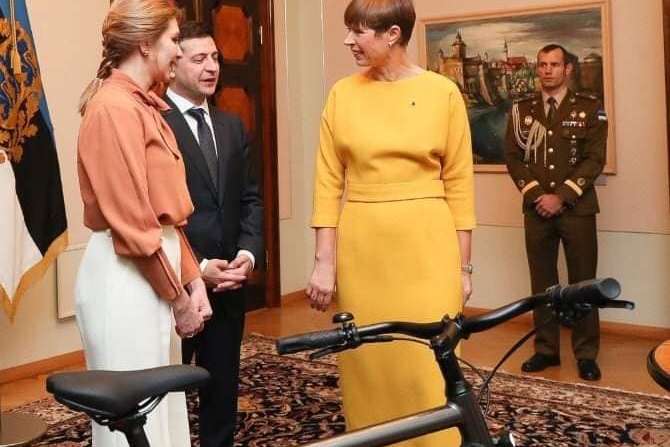 Президент Естонії подарувала Зеленському велосипед і банку меду 