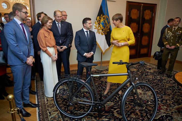 Президент Эстонии подарила Зеленскому велосипед (фото)