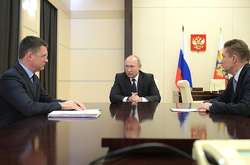 Володимир  Путін (по центру), Олександр Новак (ліворуч) і Олексій Міллер 