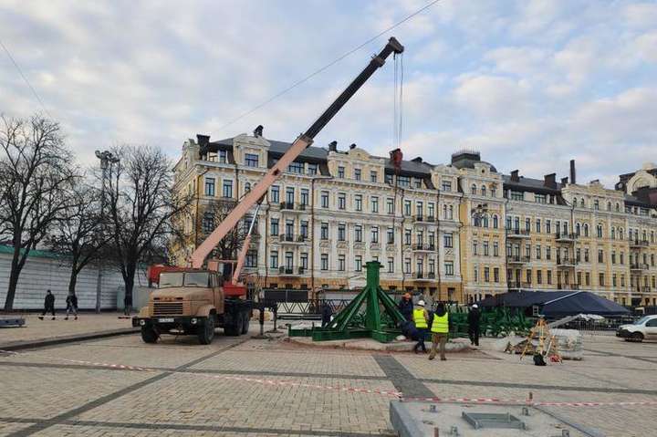 На Софійській площі розпочався монтаж новорічної ялинки (фото)