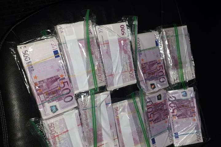 Дует шахраїв обіцяв киянці мандат нардепа за 1,5 млн євро (фото)