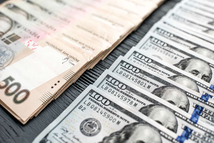 Доллар впервые за четыре года упал ниже 24 грн
