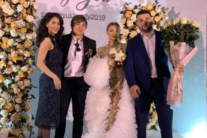 Борець, який оконфузився фото з російським прапором, одружився в День національної скорботи