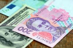 Долар уперше за чотири роки впав нижче 24 гривень