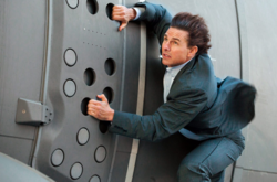  Ли Чайлд считает, что актер не подходит актер на роль спецагента ФБР и по внешним данным 
  