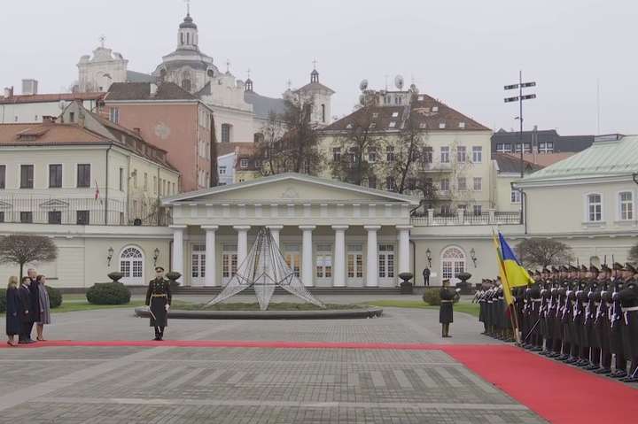 Зеленський прибув до Литви: офіційна церемонія зустрічі президентів (відео)