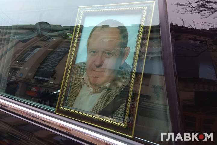 Давид Бабаєв іде під оплески: Київ прощається з легендарним актором (фото)