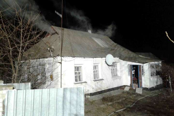 Під час пожежі на Київщині ледь не загинули чоловік і бабуся