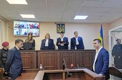 Колишній нардеп та власник «Укрбуда» Максим Микитась (справа) у залі суду