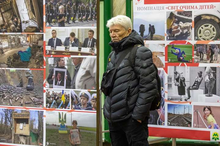 Прожитий рік у світлинах: у київському метро відкрилася фотовиставка 