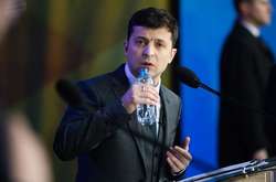 Крылатые фразы Зеленского увековечили на носках