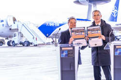 Генеральний секретар НАТО Єнс Столтенберг та президент компанії Boeing International Майкл Артур в аеропорту Брюсселя 27 листопада