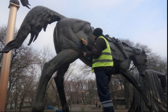 Вандали залишили написи на пам'ятнику Отаману Головатому