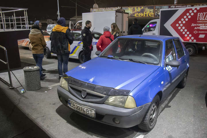 У Києві п’яна жінка за кермом авто врізалася в магазин (фото)