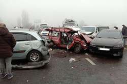  Трохи далі від мосту зіштовхнулися одразу 11 автомобілів 