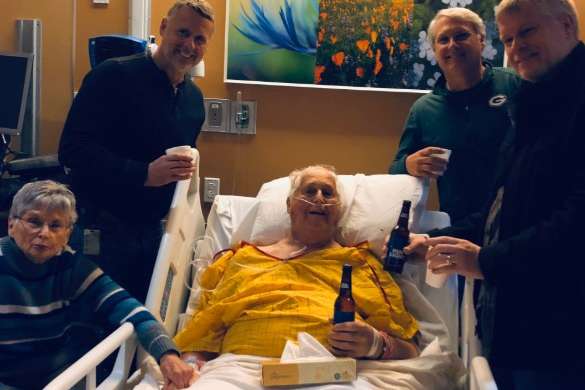 Фото американця з пивом та родиною, який помирав у лікарні, розчулило світ