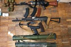 У квартирі киянина правоохоронці виявили арсенал зброї