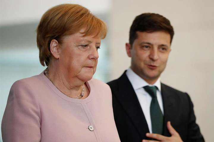 Зеленський обговорив з Меркель «нормандський саміт»