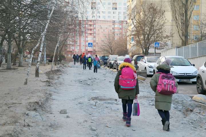 У Києві монтують перший тротуар з підігрівом