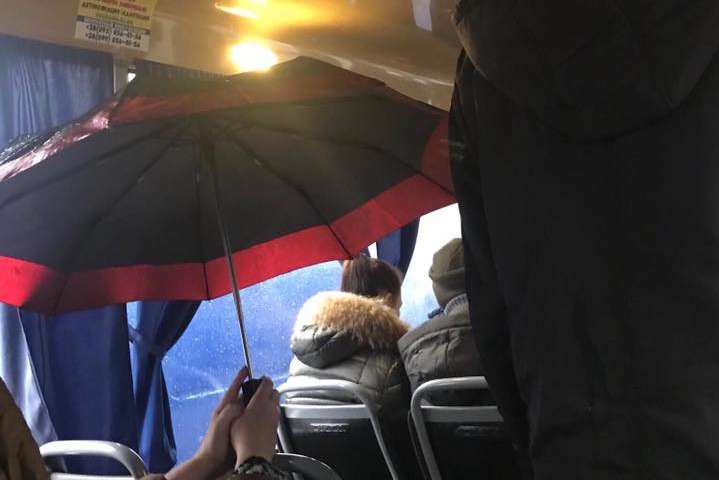 У столичних маршрутках пасажири змушені їздити під парасолями (фото)