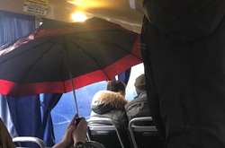 У столичних маршрутках пасажири змушені їздити під парасолями (фото)