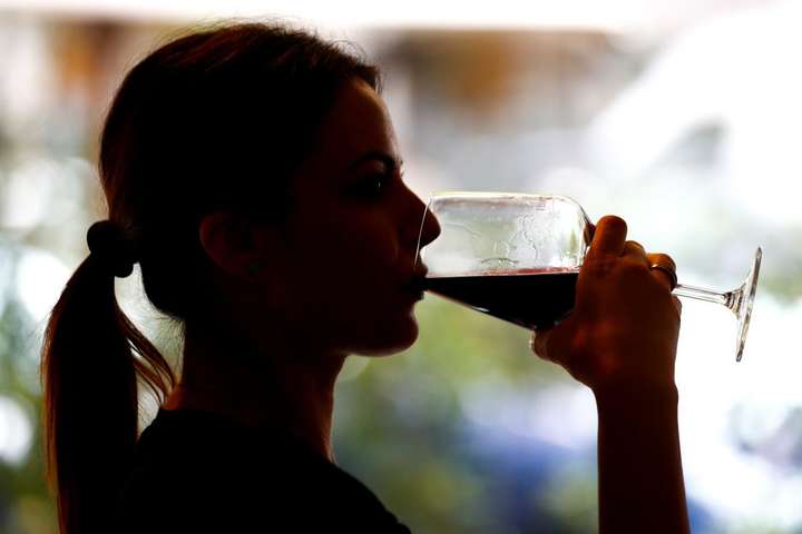 Науковці назвали безпечну дозу алкоголю для чоловіків і жінок