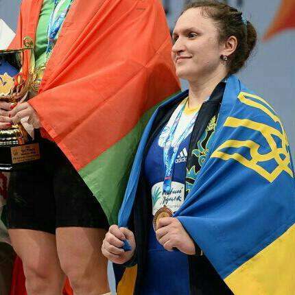 Титулована українська важкоатлетка залучила 4-річну доньку до занять штангою (відео)