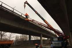 На Південному мосту дорожники демонтують аварійні блоки (фото)