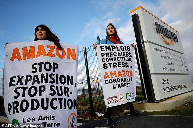 Протест против «черной пятницы» в Париже: экоактивисты заблокировали склад Amazon